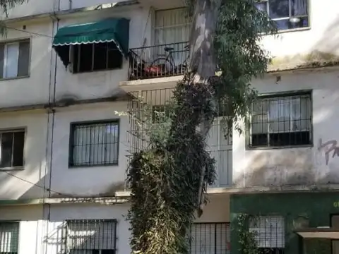 EN VENTA EN CIUDAD JARDIN DEPARTAMENTO 3 AMBIENTES EN 3ER PISO AL CFTE. SOBRE WERNICKE - FICHA 7731