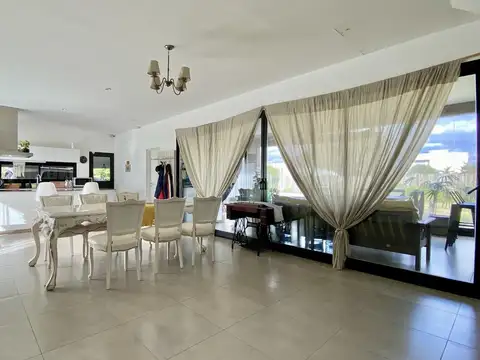Casa en Venta con 4 cocheras