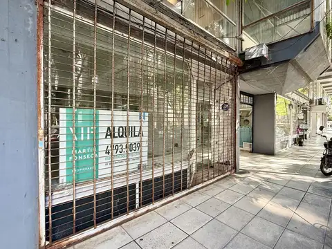 Importante local ubicado en pleno centro comercial de Martínez con buena vidriera y dos baños.