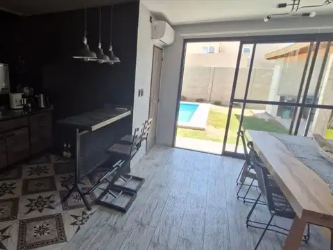 Casa 8 ambientes con 2 baños