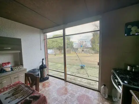 Casa 8 ambientes con 2 baños