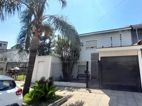 Casa con pileta en venta en Isidro Casanova