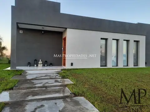 Casa 4 ambientes con 2 baños