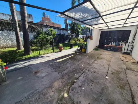 VENTA CASA MULTIFAMILIAR COCHERA JARDIN Y QUINCHO