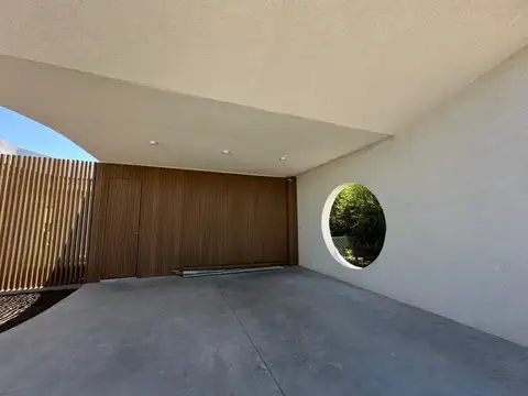 VENTA - Casa de tres dormitorios y galería en Barrio Vida, Funes