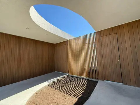VENTA - Casa de tres dormitorios y galería en Barrio Vida, Funes