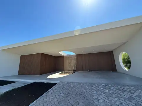 Casa 6 ambientes con 2 baños