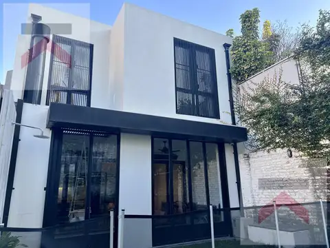 Impecable casa de tres dormitorios con pileta en alquiler. Libertador al rio. La Lucila.