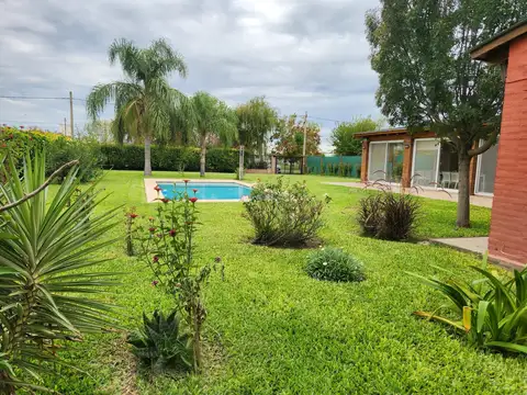 Casa con jardin y pileta en Funes Town