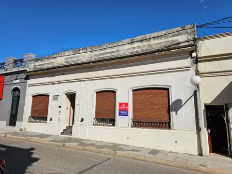 Casa en pleno centro de la ciudad!  RETASADA Amplio terreno