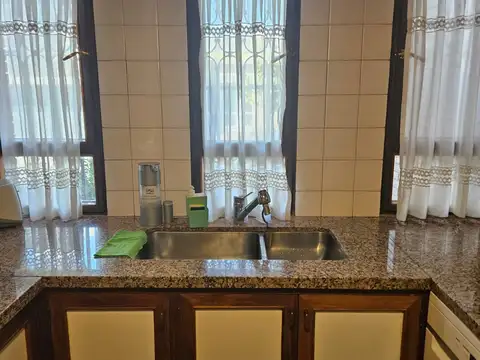 Casa en Venta con 3 cocheras
