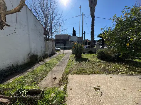LUMINOSA CASA EN ESQUINA - TODO EN PLANTA BAJA