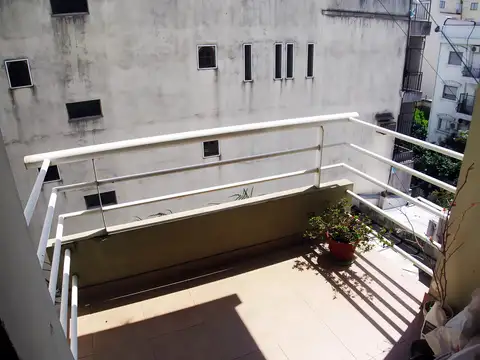 SIN MUEBLES - BALCON - MUY LUMINOSO - RECIEN PINTADO - LAVADERO INDEPENDIENTE