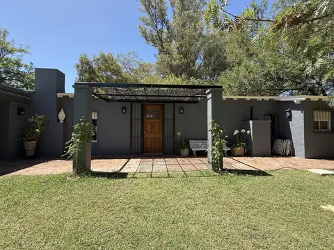 Encantadora casa quinta a la venta en el prestigioso barrio La Araucaria| Lobos