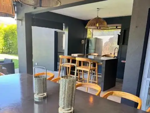 Casa en Venta con 3 cocheras