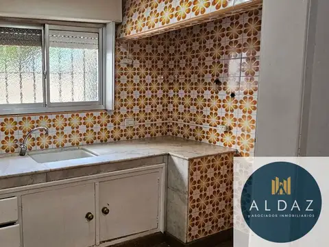 En VENTA/ Casa de  2  dorm  Mitre al 1000
