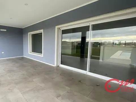 Casa en Alquiler con 2 cocheras