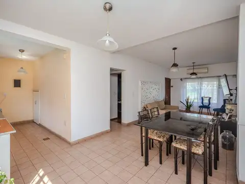 VENTA DE CASA 4 AMBIENTES CON JARDIN Y PILETA