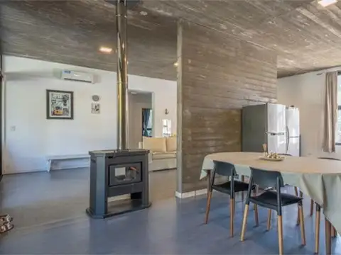Casa 4 ambientes con 2 baños