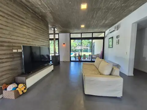 Casa en Venta con 3 cocheras