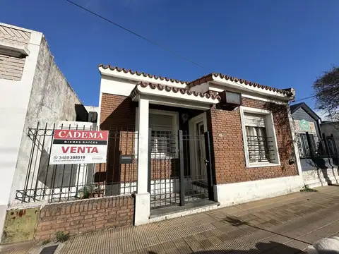 Casa en Venta de 2 dormitorios. Con Patio. Centro Zárate