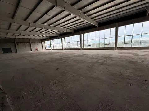 Excelente local en Alquiler  en PlantaA ESTRENAR en Moreno sobre el acceso Oeste y camino Buen Ayre.