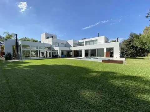 Casa 10 ambientes con 5 baños
