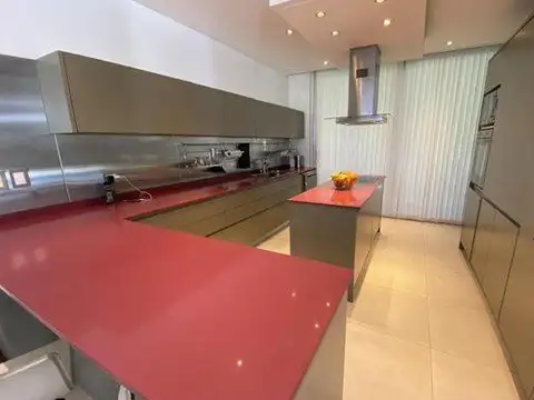 Casa en Venta con 4 cocheras