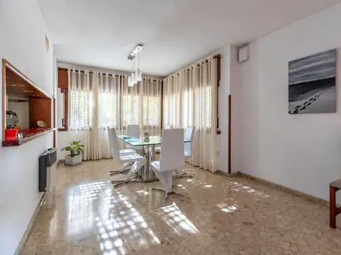 Casa 4 Dormitorios Venta La Plata Cochera y Pileta