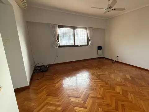 Casa en Alquiler con 3 cocheras