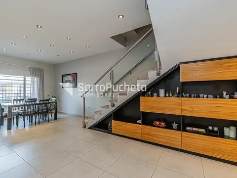 Venta casa 5 ambientes con parque y cochera en Villa Luzuriaga