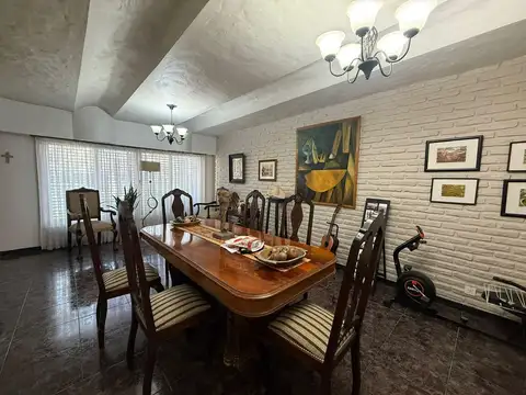 Casa 5 ambientes con 4 baños