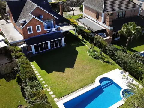 Casa en Venta 5 Amb en Barrio Septiembre - Apto Crédito - Lote Interno y Pileta Climatizada