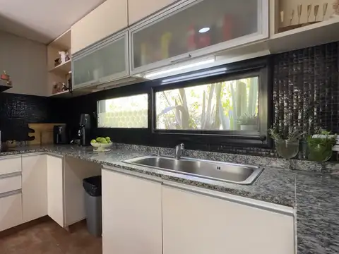 Casa en venta en barrio Alamo Alto-5 Amb-Galería-Pileta-Apto Credito-Acepta propiedad