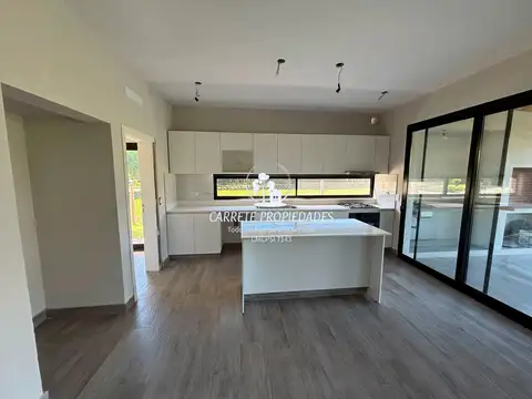 Casa en Venta con 3 cocheras