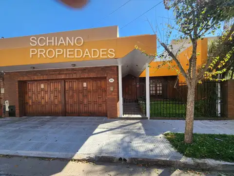 CASA CON TRES DORMITORIOS, TRES BAÑOS GARAGE PARA TRES AUTOS. EXCELENTE ESTADO Y UBICACIÓN. PROXIMO ESTACIÓN BERNAL.