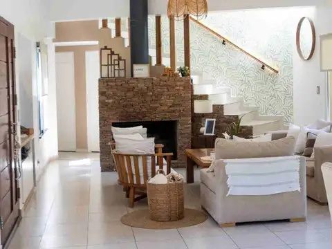 Casa 4 ambientes con 2 baños