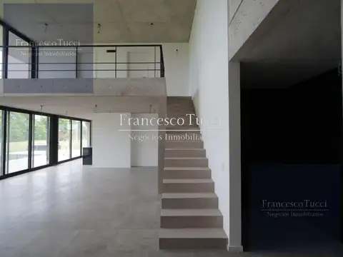Casa en Alquiler con 2 cocheras