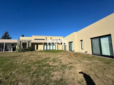 Casa en Alquiler con 4 cocheras