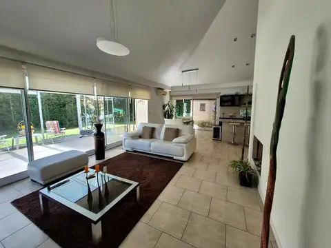 Casa en Venta con 6 cocheras