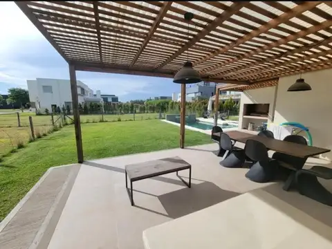 Casa 5 ambientes con 4 baños