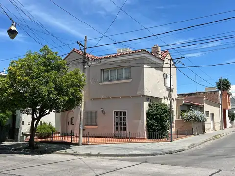 VENTA  Casa amplia en esquina con Local Comercial  – Macrocentro de la ciudad