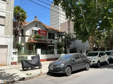 Casa en Venta Estilo Normanda. A refaccionar. Lote de 17.32 x 31.93. Sup Total 553 M2. c/ Jardin