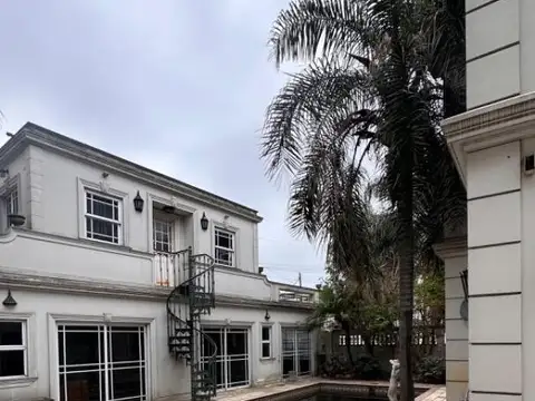 CASA 7 AMB CON PILETA EN VILLA LUZURIAGA - ESTILO FRANCÉS