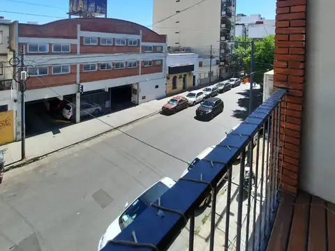 V.CRESPO monoambiente divisible. Malabia 737.