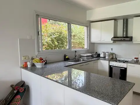 Casa en Alquiler con 2 cocheras