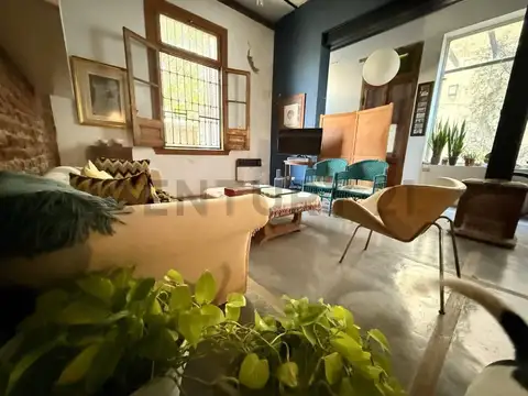 CASA DE EPOCA CUATRO AMBIENTES CON COCHERA