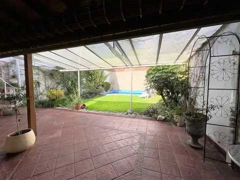 Venta. Casa. 5 ambientes. 2 cocheras. Suite. 4 baños. Quincho. Pileta. Barracas.