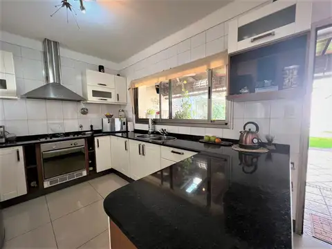 Casa 5 ambientes con 4 baños