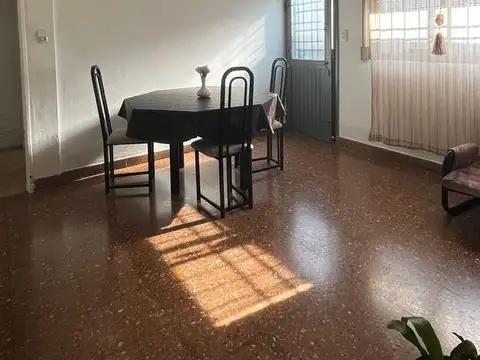 Depto Tipo Casa 4 ambientes con 2 baños